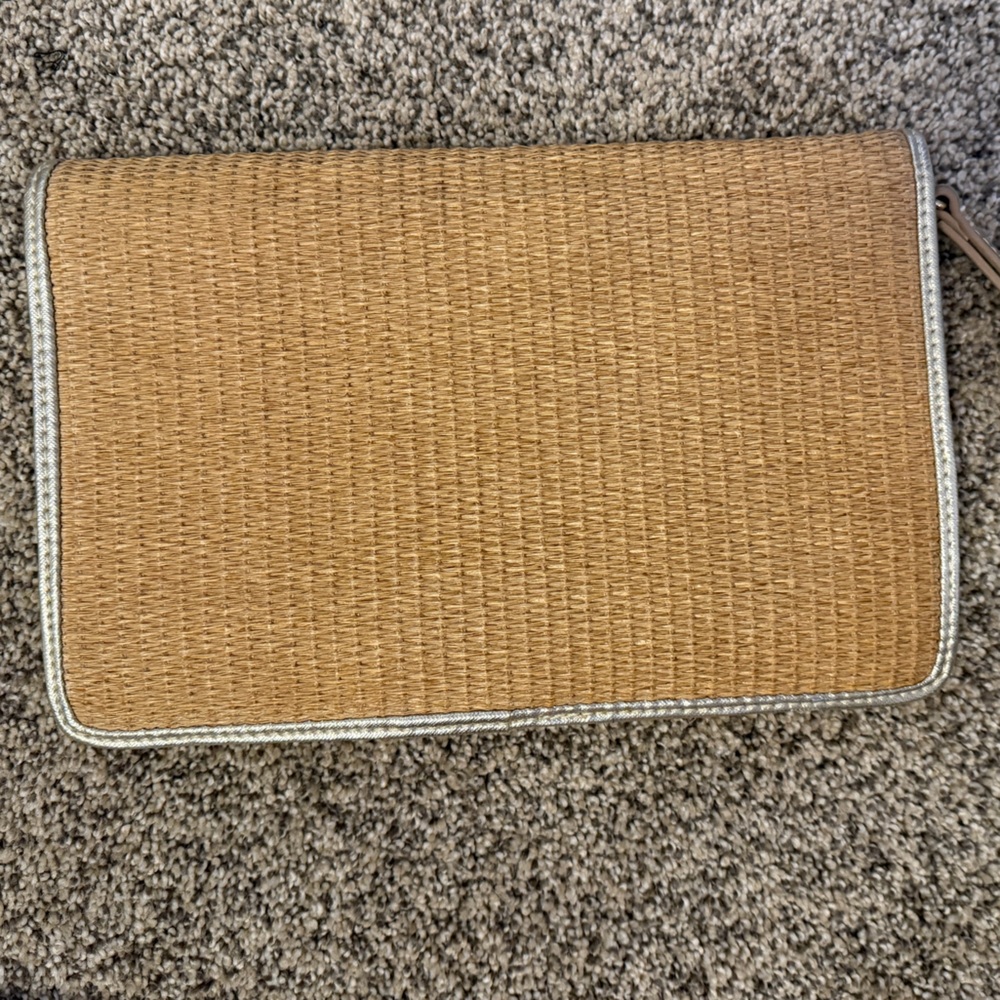 NEW Lilly Pulitzer Woven Straw Tan Clutch with Gold Trim - Picture 4 of 4